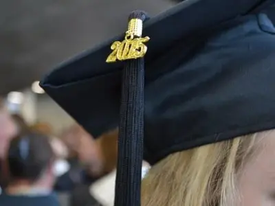 How to Decorate a Graduation Cap With Cricut (2022 Guide)