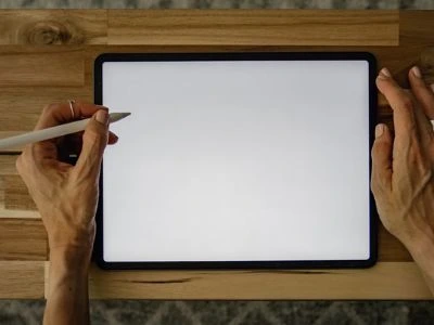 Person with blank on iPad and Apple pencil